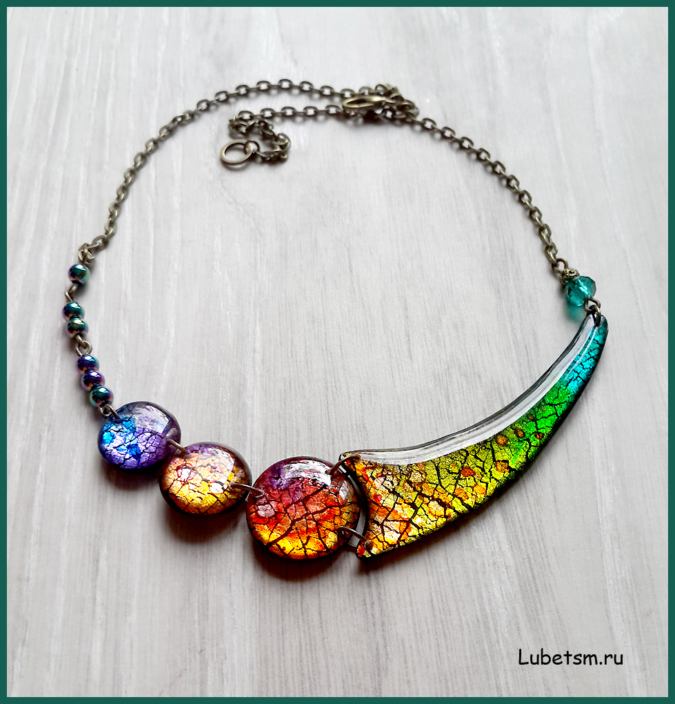 колье с эпоксидной смолой. бижутерия из эпоксидной смолы. бусы из эпоксидной смолы. украшения изэроксидной смолы и дерева. украшения из эпокс днлй смолы.