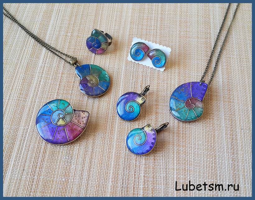 купон из эпоксидной смолы. полимерная глина и эпоксидная смола. полимерная глина и эпоксидная смола. брошь эпоксидная смола. украшения из эпоксидной смолы космос.